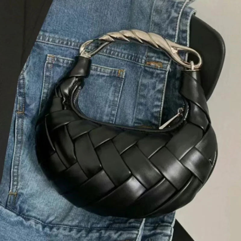 Bolsa Bellucci™ em Trama de Couro Artesanal com Design Meia-Lua / Elegância Contemporânea em Cada Ocasião!