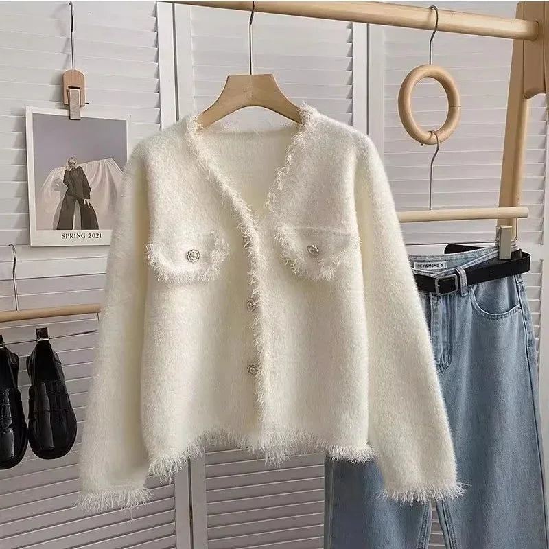 Casaco Odette™ com Tecido em Pelúcia Felpuda e Botões Sofisticados / Inspirado no Charme Francês em Cada Detalhe!