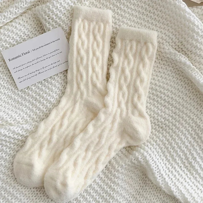 Kit de Meias Bella™ em Malha Felpuda com Trama Trançada / Maciez e Aconchego que Seus Pés Merecem!