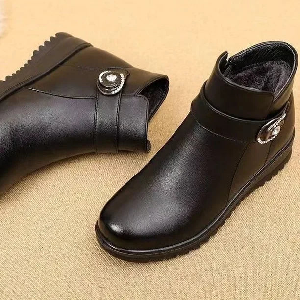 Bota Dandara™ em Couro com Interior Peluciado e Acabamento Elegante / Estilo Clássico com Toque Quente e Confortável!