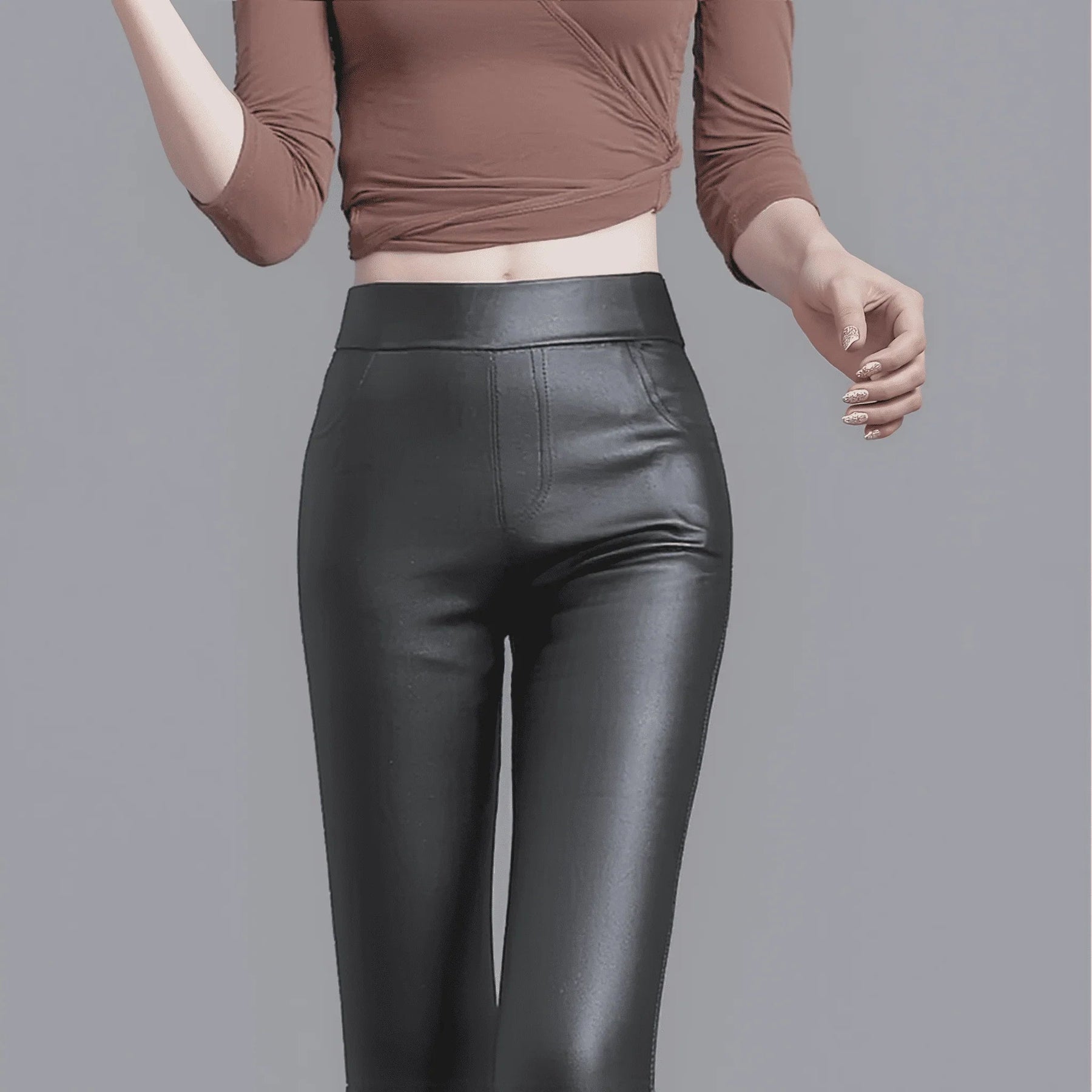 Calça Lunna™ Em Couro e Cintura Alta e Interior Térmico / Elegância e Conforto que se Moldam ao Seu Corpo!