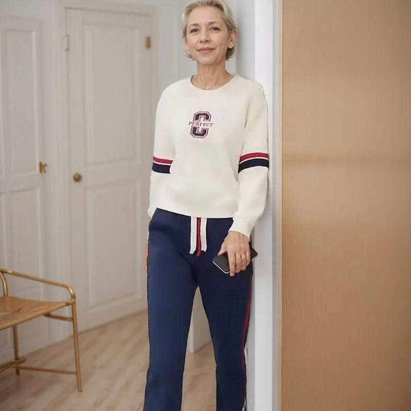 Conjunto EasyWear™ em Moletinho de Algodão com Faixas Contrastantes / Um Look Casual com Inspiração Urbana!