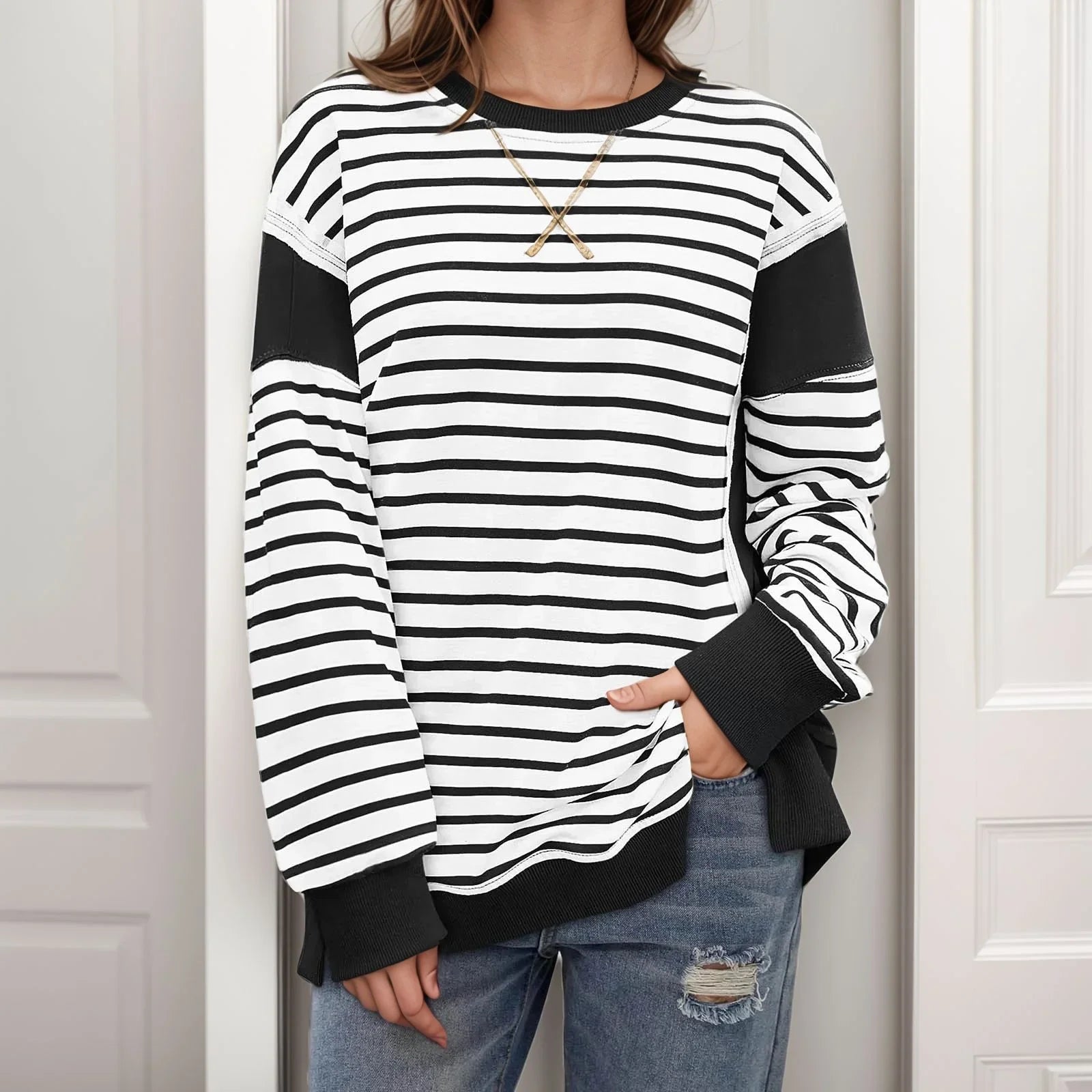 Moletom Anabelle™ com Estilo Retrô-Chic e Cores Contrastantes / O Básico Nada Comum que Veste Atitude!