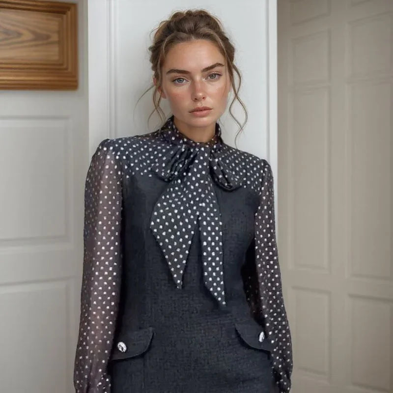 Vestido Noelita™ com Gola Laço e Mangas Translúcidas / O Clássico Refinado em sua Melhor Versão!