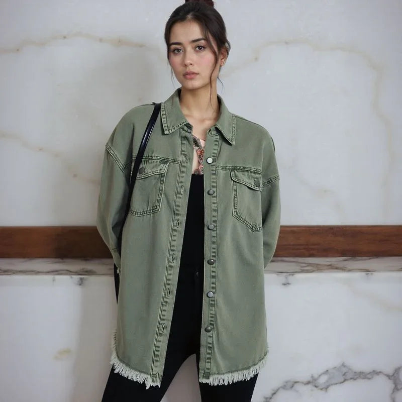 Jaqueta Jeans Dakota™ em Denim Premium e Barra Desfiada / Estilo Atemporal com Toque Urbano e Despojado!