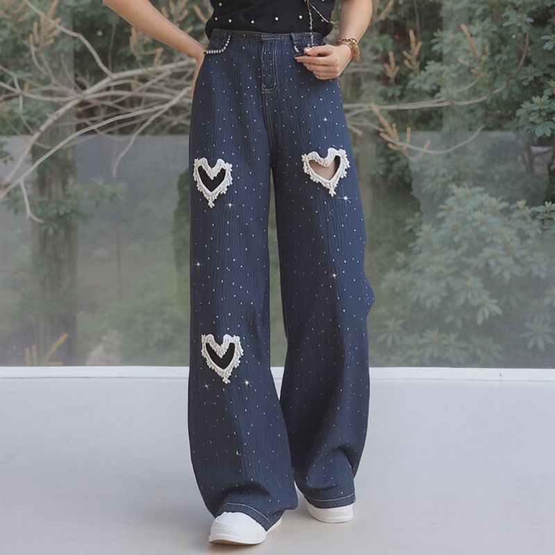 Calça Jeans Feminina Lovely™ com Corações Bordados e Recortes em Pérolas / O Jeans Mais Desejado da Temporada!