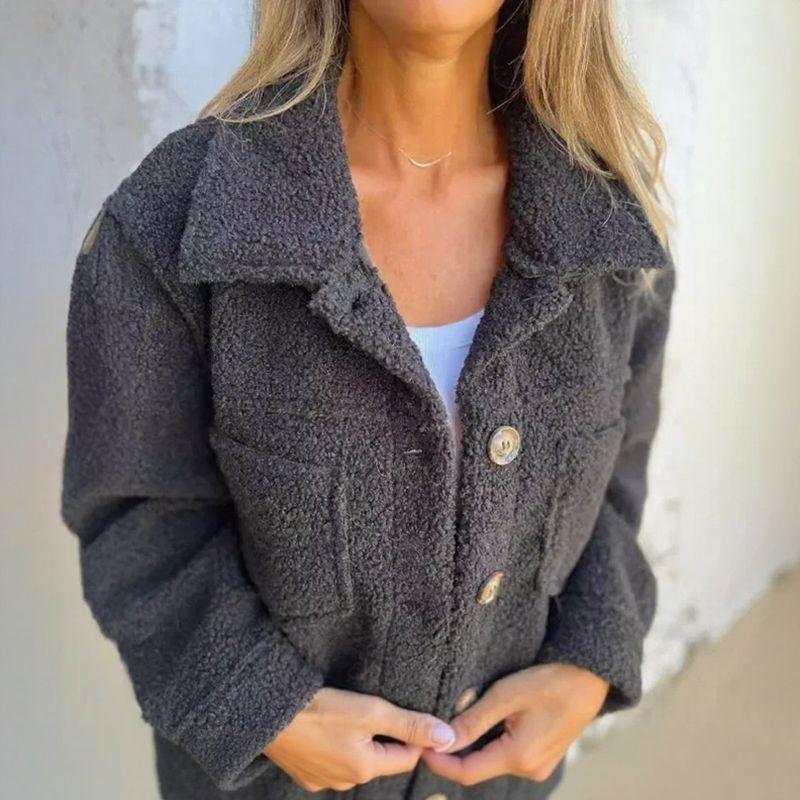 Jaqueta Teddy Louise™ em Sherpa com Botões Metalizados / Aconchego Despojado que Valoriza o Seu Estilo de Inverno!