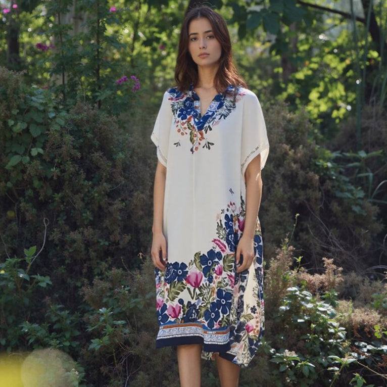 Vestido Primavera™ em Cetim Flora com Estampa Artística / Leveza Romântica e Brilho Atemporal para Mulheres de Bom Gosto!