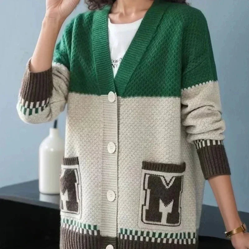 Cardigã Katherine™ em Tricô Artesanal com Bolsos Estilizados / Visual Refinado para passar o Inverno com Leveza!