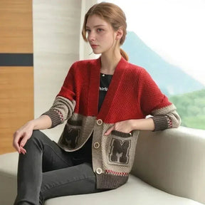 Cardigã Katherine™ em Tricô Artesanal com Bolsos Estilizados / Visual Refinado para passar o Inverno com Leveza!