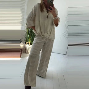 Conjunto Celinea™ com Listras Verticais e Corte Solto / Sofisticação Discreta para Mulheres de Estilo Natural!