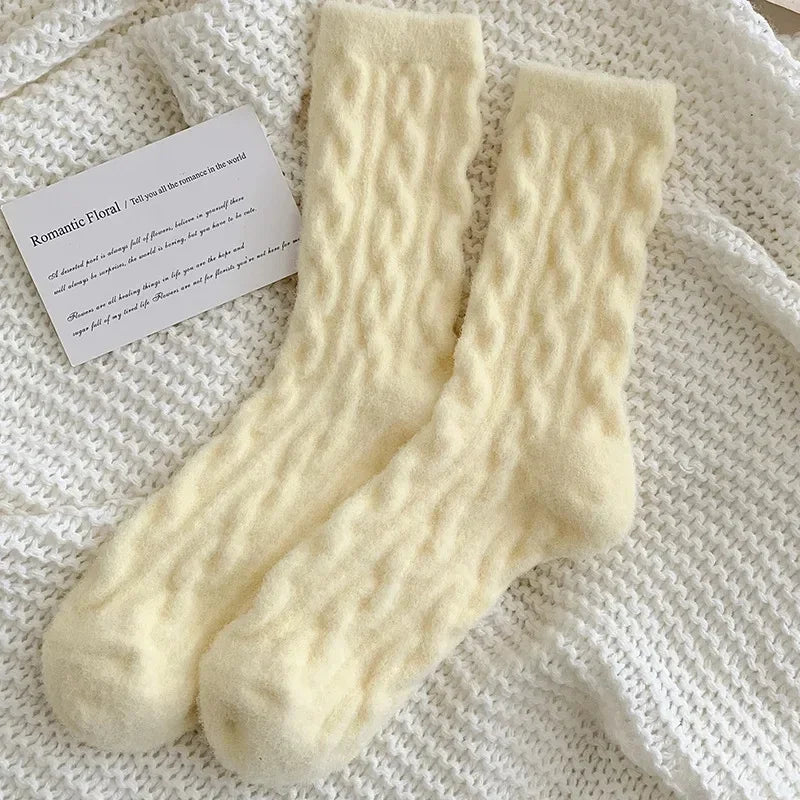 Kit de Meias Bella™ em Malha Felpuda com Trama Trançada / Maciez e Aconchego que Seus Pés Merecem!