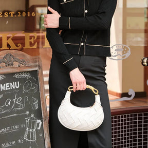 Bolsa Bellucci™ em Trama de Couro Artesanal com Design Meia-Lua / Elegância Contemporânea em Cada Ocasião!