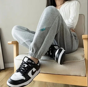 Calça Mabel™ em Moletom Macio com Detalhe Texturizado / Um Toque Aconchegante que Abraça Seu Ritmo!