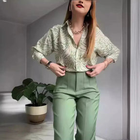 Conjunto Sálvia Élégance™ com Camisa Acetinada e Calça de Alfaiataria / Sofisticação que Vai do Office ao After!