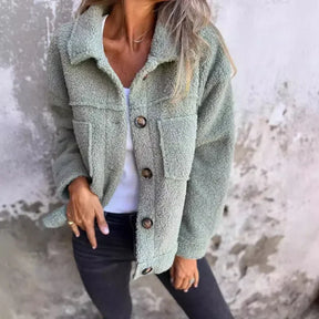 Jaqueta Teddy Louise™ em Sherpa com  Botões Metalizados / Aconchego Despojado que Valoriza o Seu Estilo de Inverno!