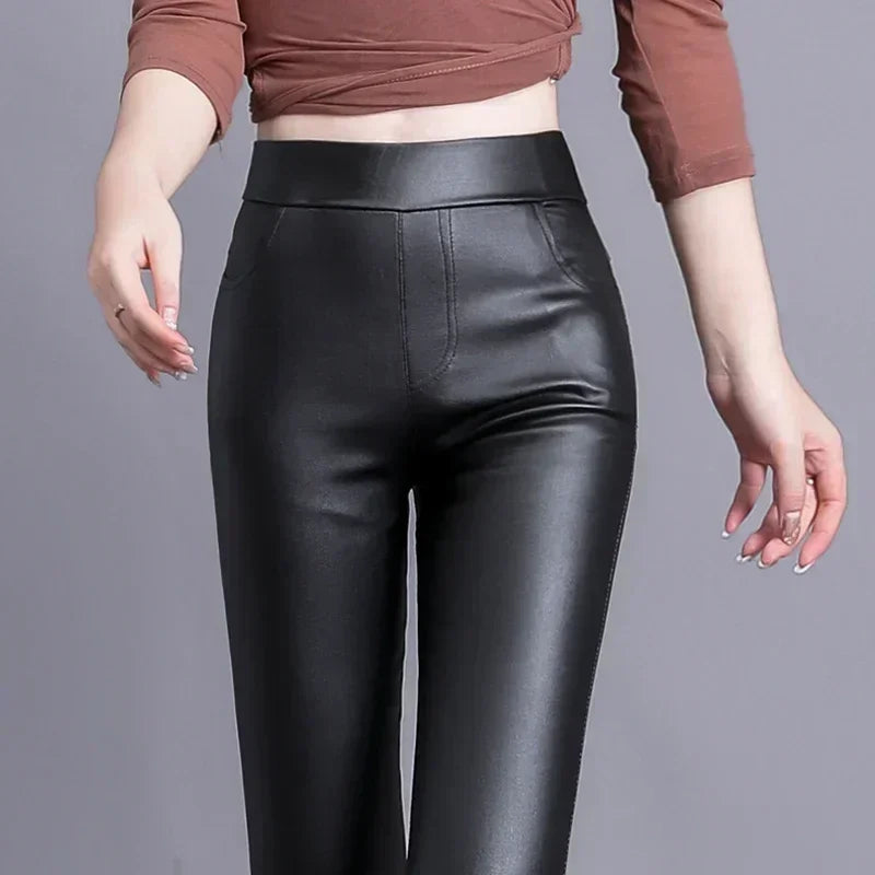 Calça Lunna™  Em Couro e Cintura Alta e Interior Térmico / Elegância e Conforto que se Moldam ao Seu Corpo!