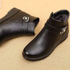 Bota Dandara™ em Couro com Interior Peluciado e Acabamento Elegante / Estilo Clássico com Toque Quente e Confortável!
