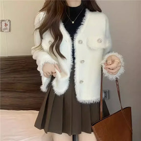 Casaco Odette™ com Tecido em Pelúcia Felpuda e Botões Sofisticados  / Inspirado no Charme Francês em Cada Detalhe!