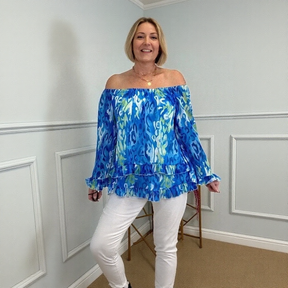 Blusa Athena™ Ombro a Ombro com Babados em Camadas e Estampa Artística / Sofisticação e Leveza em Harmonia Perfeita!