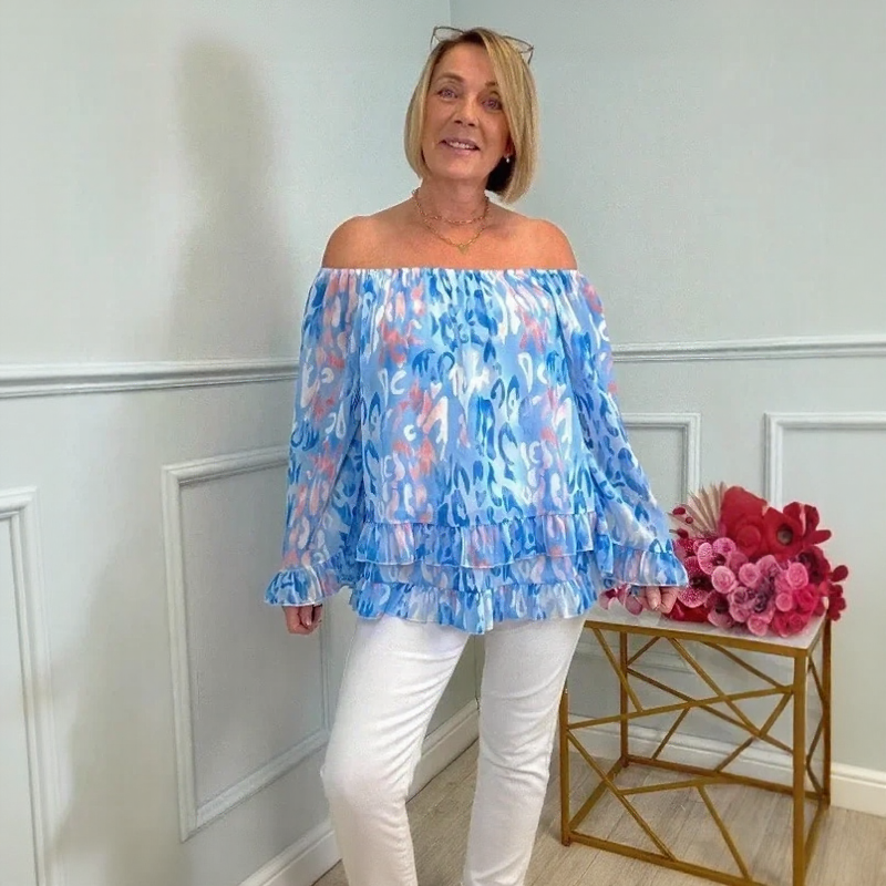 Blusa Athena™ Ombro a Ombro com Babados em Camadas e Estampa Artística / Sofisticação e Leveza em Harmonia Perfeita!