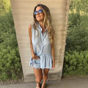 Camisa Laguna™ em Viscose Premium com Babado na Barra e Botões Minimalistas / Toque Natural e Caimento que Encanta!