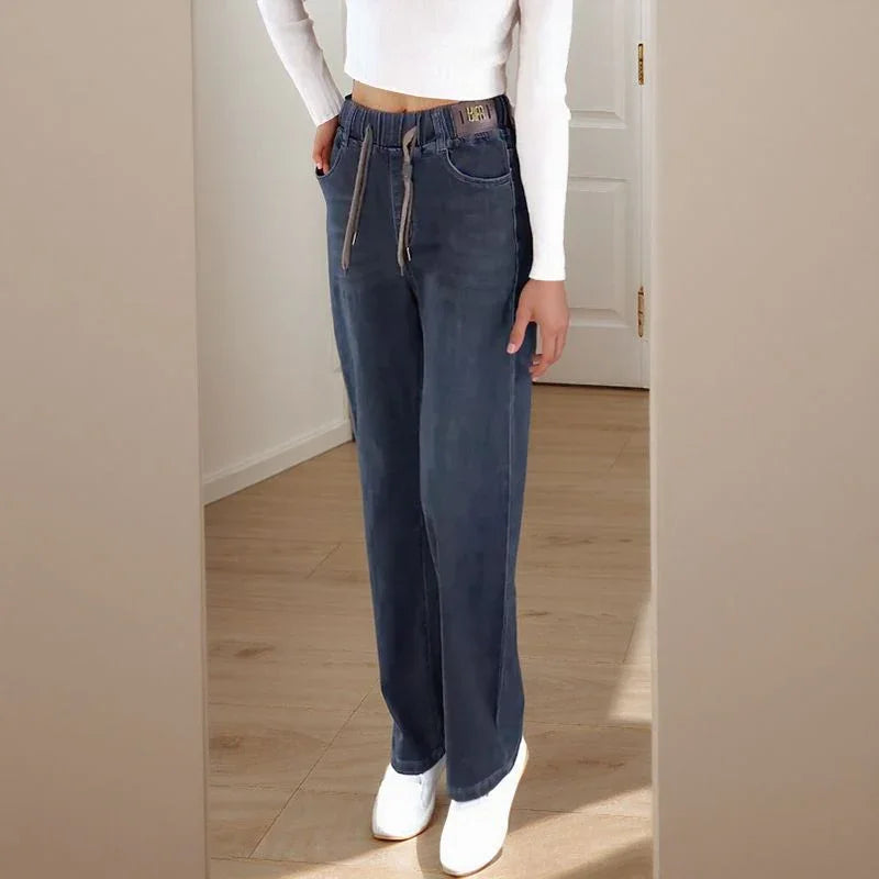 Calça Jeans Jolie™  com Cós Elástico e Lavagem Premium / O Jeans que Te Acompanha sem Exageros!