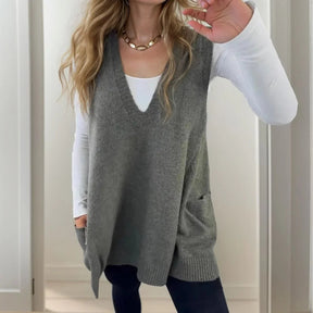 Colete em Tricot Adelaide™ com Decote em V e Textura Envolvente / Conforto e Charme na Medida Certa!