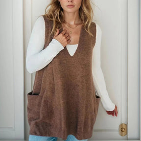 Colete em Tricot Adelaide™ com Decote em V e Textura Envolvente / Conforto e Charme na Medida Certa!