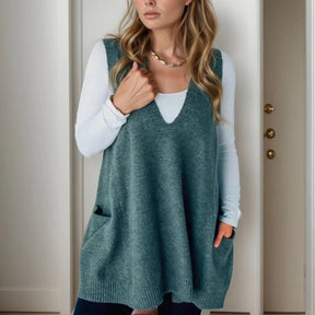 Colete em Tricot Adelaide™ com Decote em V e Textura Envolvente / Conforto e Charme na Medida Certa!