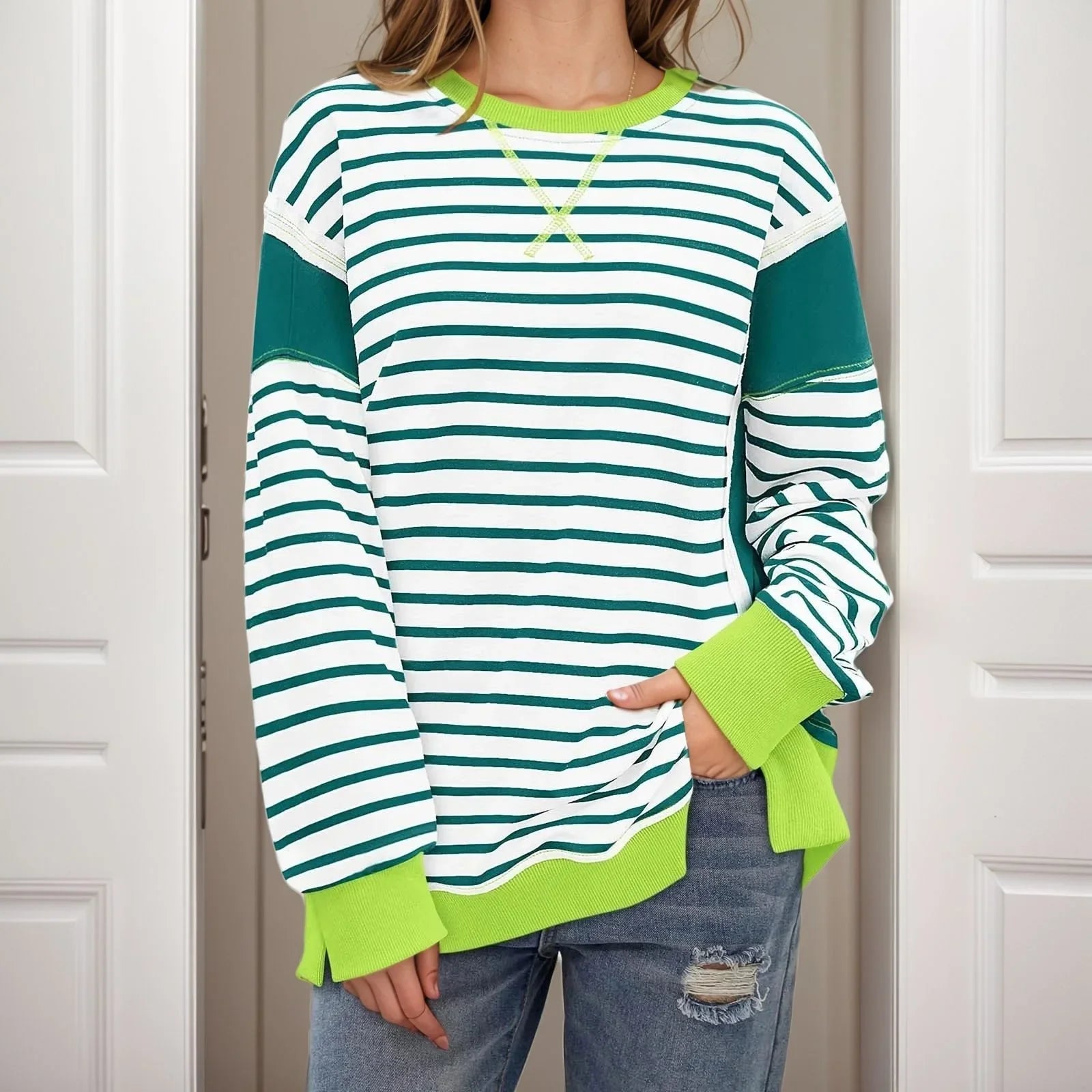 Moletom Anabelle™ com Estilo Retrô-Chic e Cores Contrastantes / O Básico Nada Comum que Veste Atitude!