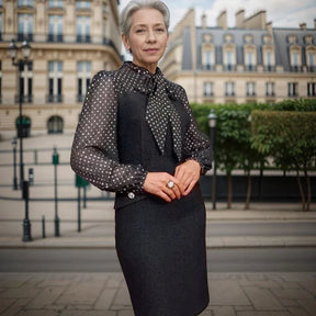 Vestido Noelita™ com Gola Laço e Mangas Translúcidas / O Clássico Refinado em sua Melhor Versão!