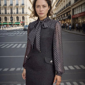 Vestido Noelita™ com Gola Laço e Mangas Translúcidas / O Clássico Refinado em sua Melhor Versão!