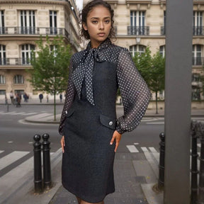 Vestido Noelita™ com Gola Laço e Mangas Translúcidas / O Clássico Refinado em sua Melhor Versão!