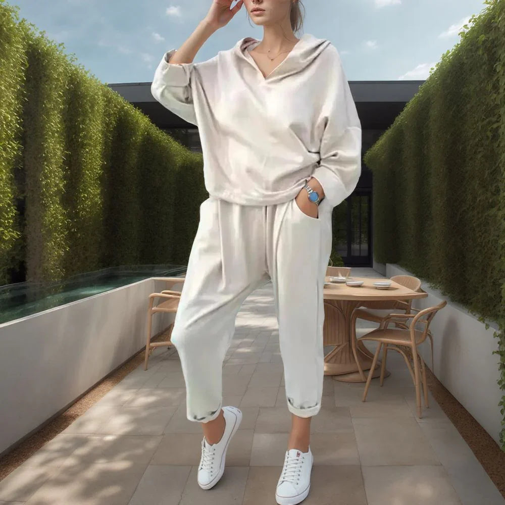 Conjunto Julieta™ em Moletinho Soft com Capuz Casual e Estilo Despojado / Conforto Sofisticado para Mulheres que Vivem com Leveza e Estilo!