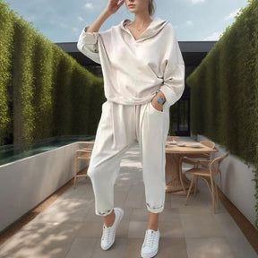 Conjunto Julieta™ em Moletinho Soft com Capuz Casual e Estilo Despojado / Conforto Sofisticado para Mulheres que Vivem com Leveza e Estilo!