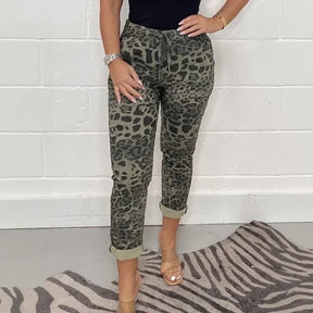 Calça Olivia Jungle™ em Moletom Confortável e Modelagem Jogger / Estilo Descomplicado com Toque Selvagem e Feminino