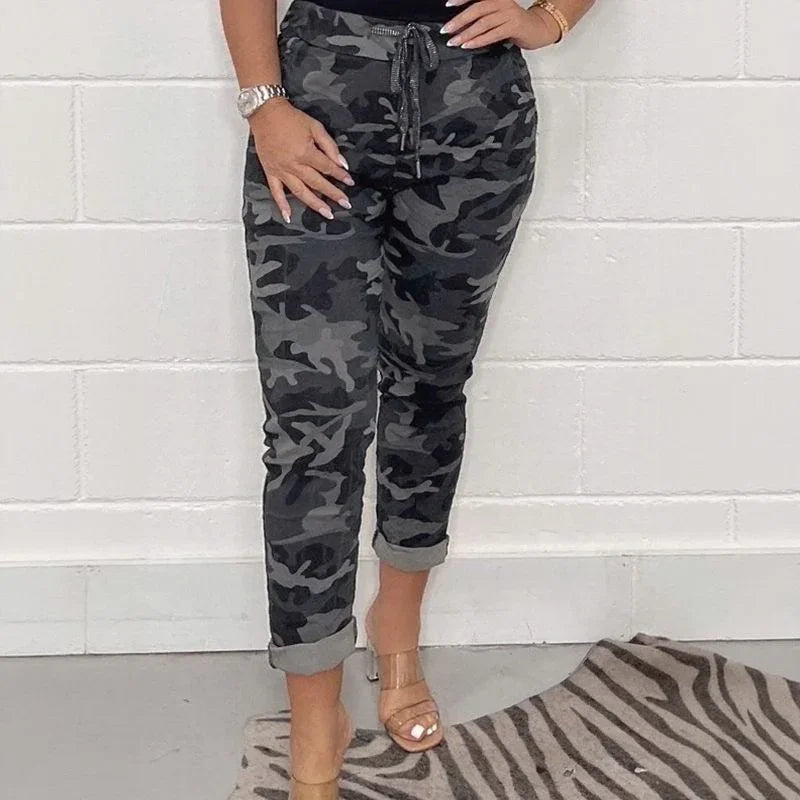 Calça Olivia Jungle™ em Moletom Confortável e Modelagem Jogger / Estilo Descomplicado com Toque Selvagem e Feminino