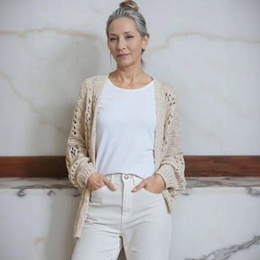 Cardigan Serena™ com Trama de Algodão Artesanal e Caimento Perfeito / Liberdade e Elegância Natural para Mulheres que Sabem se Vestir com Alma.