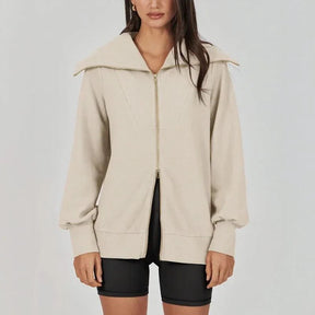 Jaqueta de Moletinho Carmem™ com Gola Lapela Escultural e Zíper Duplo em Dourado / Modelagem Oversized para uma Elegância Contemporânea com Conforto Atemporal!