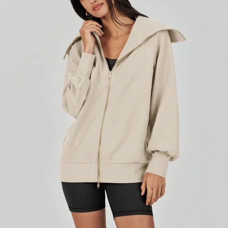 Jaqueta de Moletinho Carmem™ com Gola Lapela Escultural e Zíper Duplo em Dourado / Modelagem Oversized para uma Elegância Contemporânea com Conforto Atemporal!