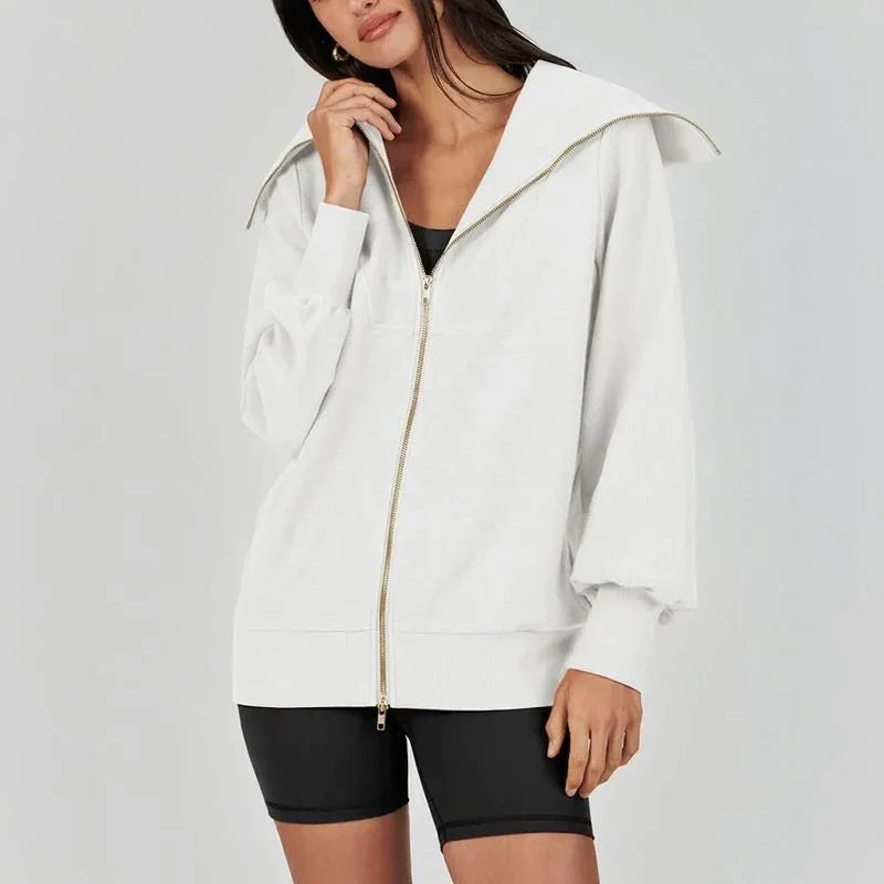 Jaqueta de Moletinho Carmem™ com Gola Lapela Escultural e Zíper Duplo em Dourado / Modelagem Oversized para uma Elegância Contemporânea com Conforto Atemporal!