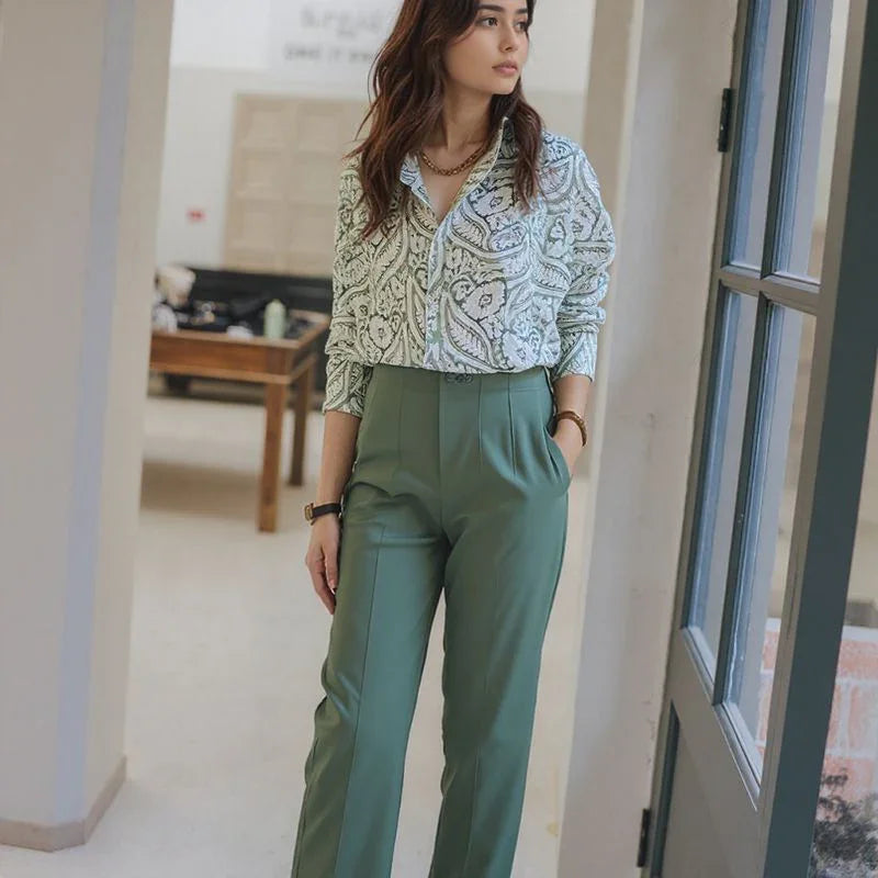 Conjunto Sálvia Élégance™ com Camisa Acetinada e Calça de Alfaiataria / Sofisticação que Vai do Office ao After!