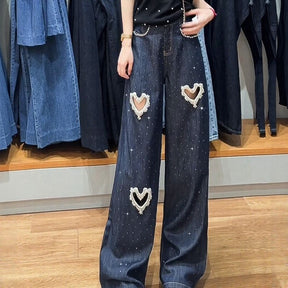 Calça Jeans Feminina Lovely™ com Corações Bordados e Recortes em Pérolas / O Jeans Mais Desejado da Temporada!