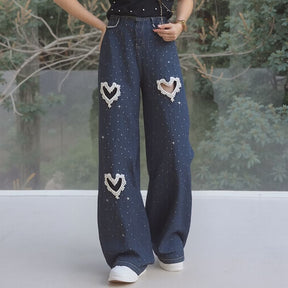 Calça Jeans Feminina Lovely™ com Corações Bordados e Recortes em Pérolas / O Jeans Mais Desejado da Temporada!