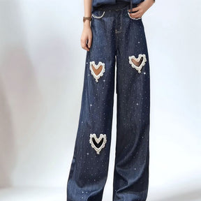 Calça Jeans Feminina Lovely™ com Corações Bordados e Recortes em Pérolas / O Jeans Mais Desejado da Temporada!