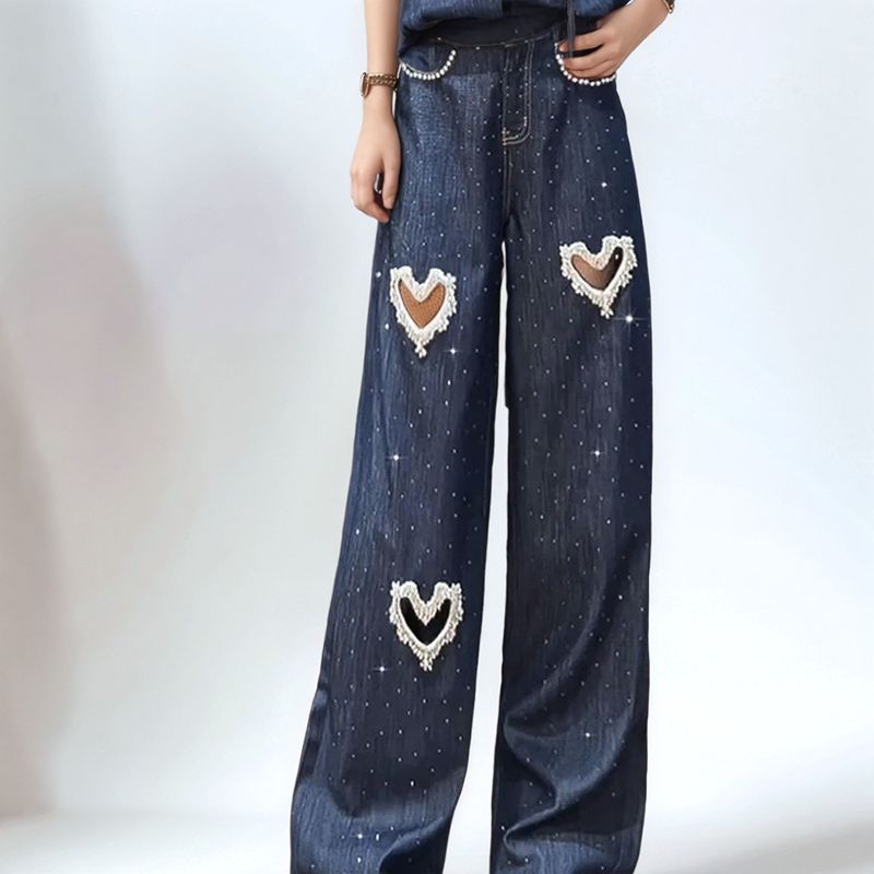 Calça Jeans Feminina Lovely™ com Corações Bordados e Recortes em Pérolas / O Jeans Mais Desejado da Temporada!