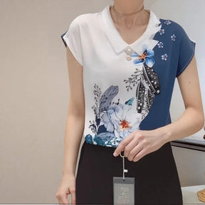 [COMPRE 1 E LEVE 2] Blusinha Lysandra™ com Gola Polo Suave e Viscose Acetinada Estampada / Um Toque de Sofisticação para Seus Dias Mais Inspirados!