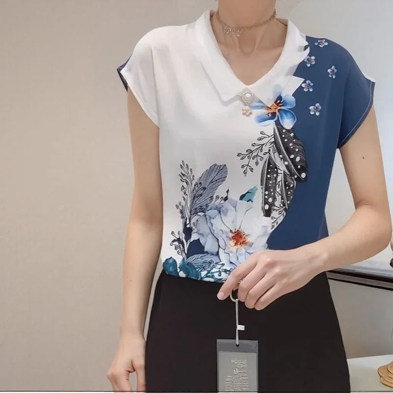 [COMPRE 1 E LEVE 2] Blusinha Lysandra™ com Gola Polo Suave e Viscose Acetinada Estampada / Um Toque de Sofisticação para Seus Dias Mais Inspirados!